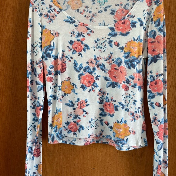 Girls light weight floral top - Picture 2 of 2